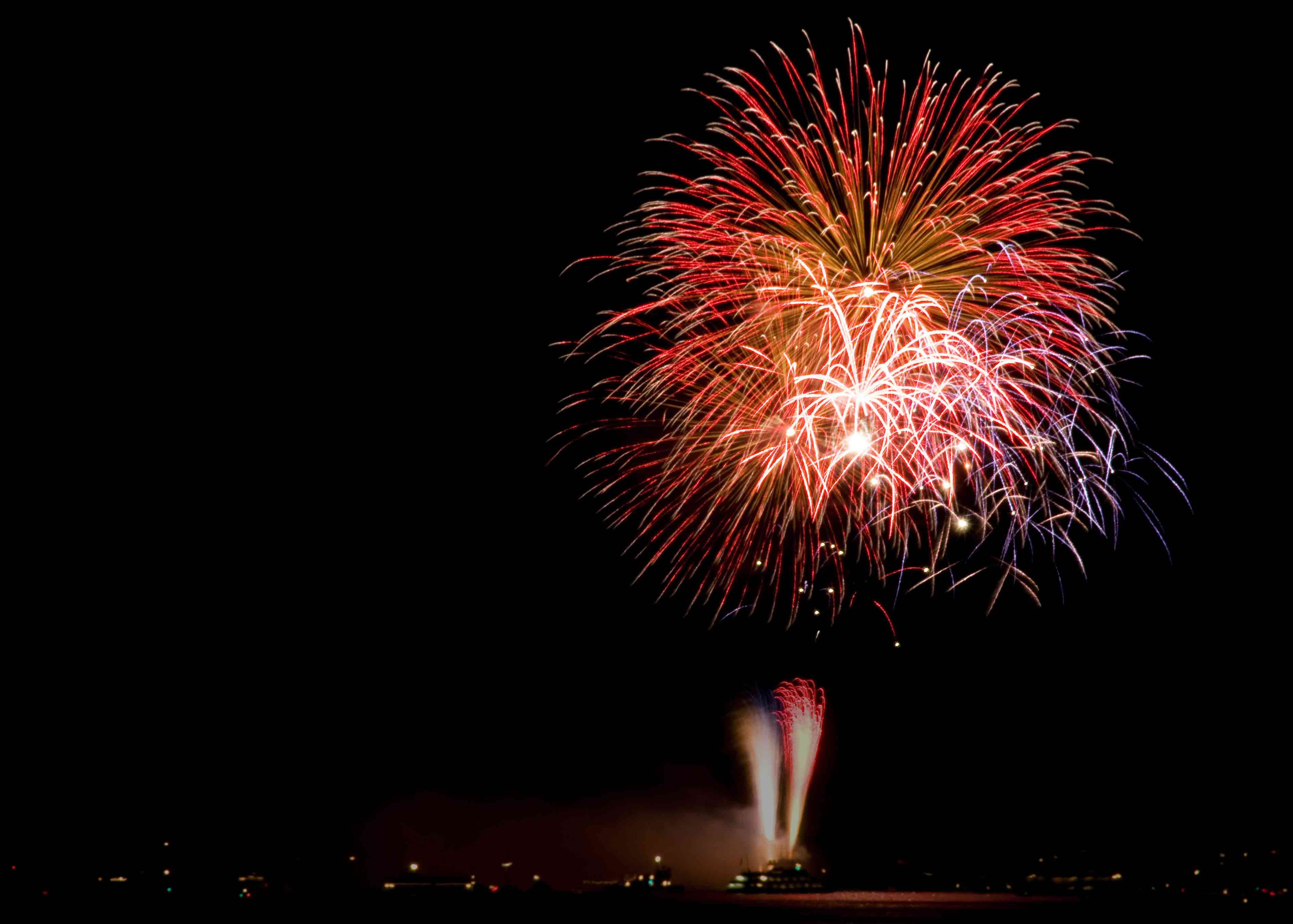 [Image: Fireworks-Humber-park-July-2008-DSC5408-01-07-08.jpg]