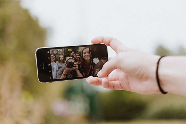 8 Tips how to take the perfect selfie - taking professional selfie tips